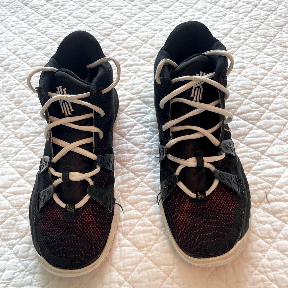 Nike Kyrie “Raygun” University Gold Black Boys 5.5 Y